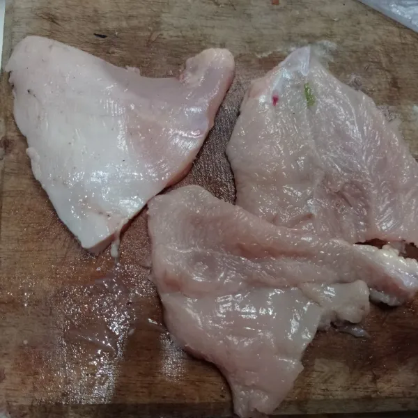 Belah ayam menjadi 3 bagian, kemudian pipihkan.