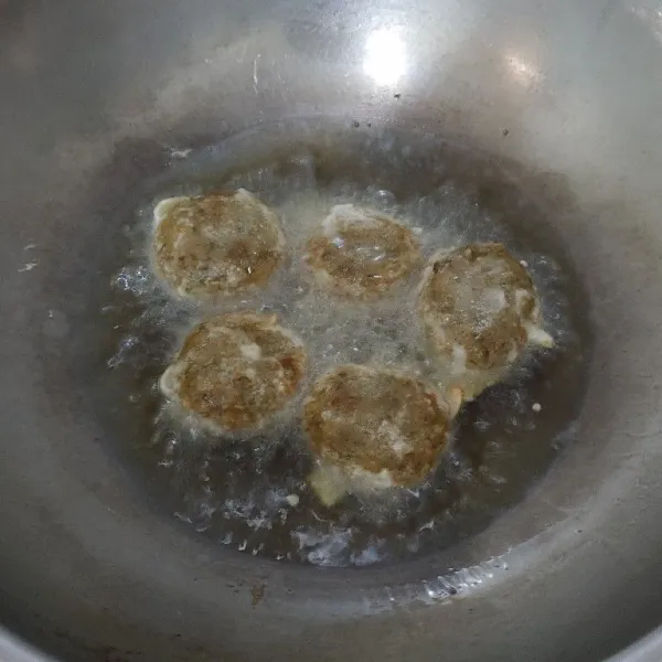 Kemudian goreng sampai matang keemasan. Angkat dan tiriskan.