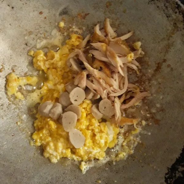 Masukkan telur lalu orak-arik hingga matang, tambahkan bakso dan ayam suwir, aduk rata.