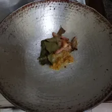 Tumis bumbu halus bersama daun salam dan lengkuas hingga harum.