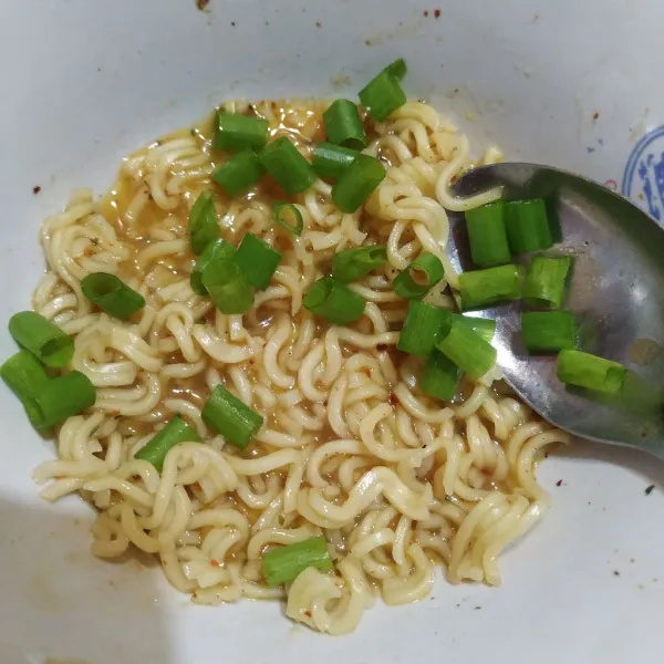 Masukkan mie & daun bawang,aduk rata