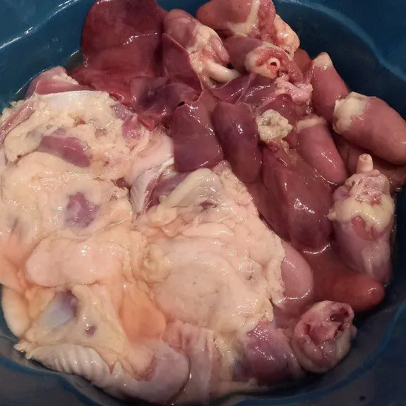 Siapkan semua bahan terlebih dahulu. Cuci bersih hati ampela dan potong sesuai selera. Rebus dulu setengah matang dan buang airnya.