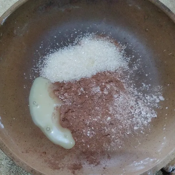 Masukkan ke dalam wajan anti lengket, tambahkan gula pasir dan krimer kental manis.