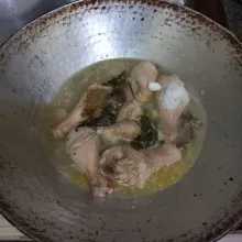 Tambahkan air, garam, ketumbar bubuk, merica bubuk dan kaldu jamur, masak hingga matang.