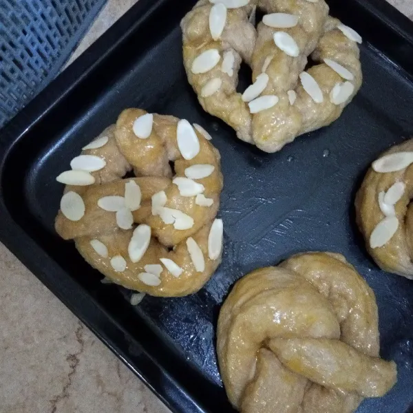 Beri topping almond slices di atasnya.Panggang di oven dengan suhu 220°C selama 15 menit.