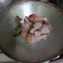 Masukkan potongan paha ayam, aduk rata.