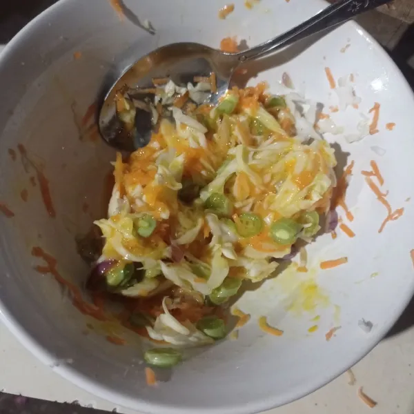 Beri telur, susu cair, garam, dan lada bubuk, aduk rata.