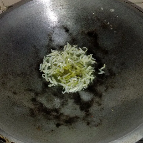 Rendam teri medan dengan air panas, cuci bersih lalu goreng setengah matang