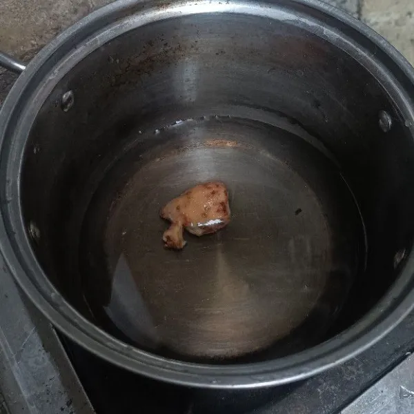 Masukkan air, tambahkan jahe.
