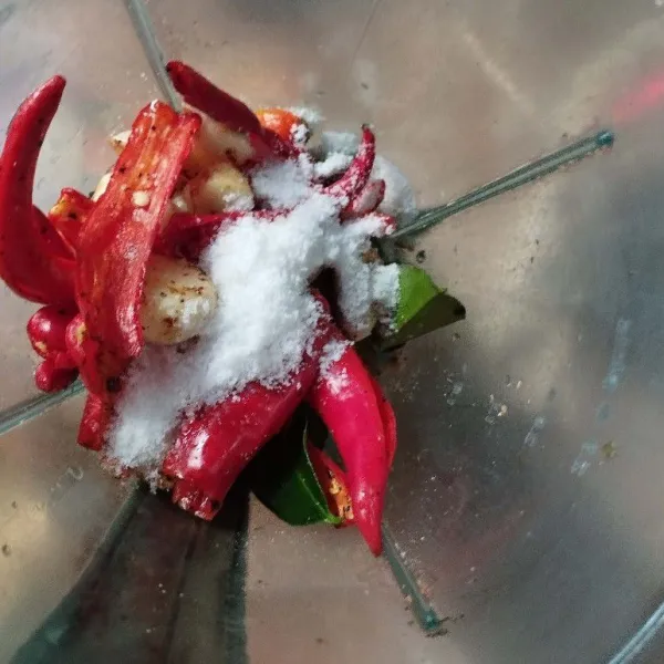 Blender bumbu bersama daun jeruk, asam jawa sampai halus. Lalu tambahkan gula merah. Blender hingga tercampur rata