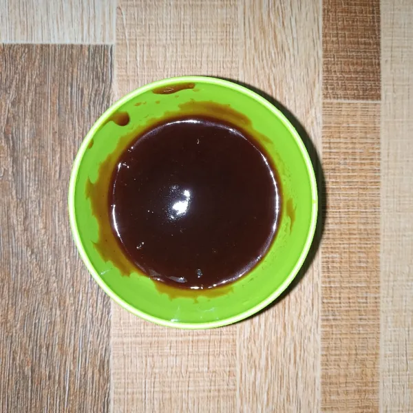 Dalam wadah campurkan bahan saus, lalu aduk rata