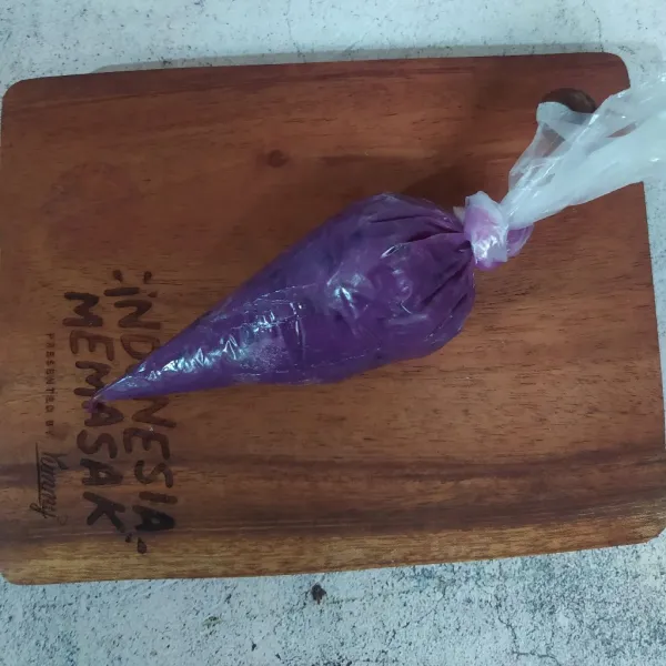 Campur semua bahan vla ubi kecuali margarin, aduk sampai rata baru nyalakan apinya. Masak sampai mengental dan meletup-letup. Setelah tanak matikan api, masukkan margarin, aduk rata. Setelah dingin masukkan ke piping bag.