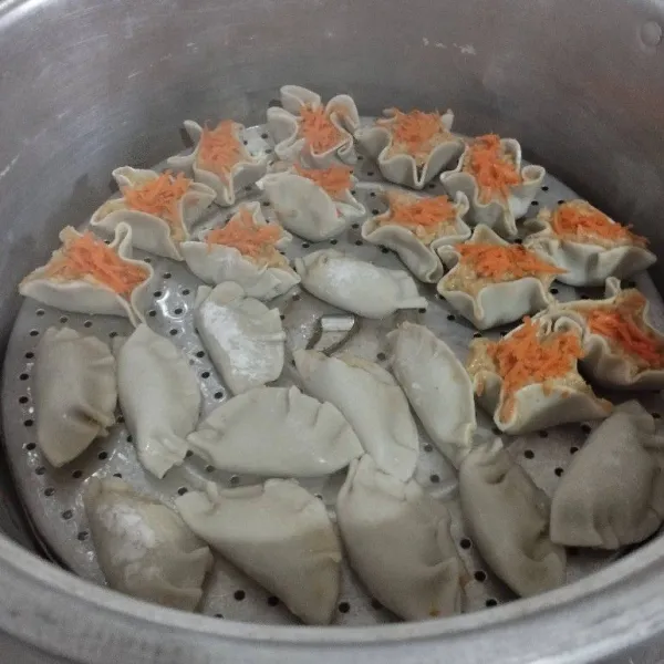 Panaskan kukusan, olesi alasnya dengan minyak goreng agar tidak lengket saat dikukus. Kukus selama 30 menit. Angkat dan sajikan