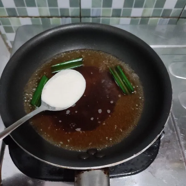 Jika gula sudah larut dan air mendidih, masukkan krimer nabati. Masak kembali hingga mendidih. Kemudian matikan api.