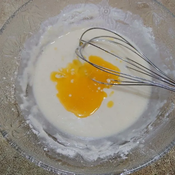 Terakhir tambahkan lelehan margarin aduk rata,dan diamkam beberapa menit sebelum dipanggang.