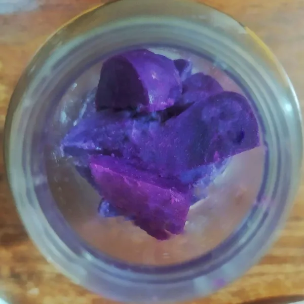 Blender ubi kukus dan santan sampai menjadi pure ubi.