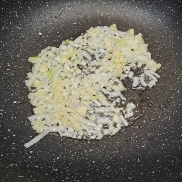 Tumis bawang putih dan bombay sampai layu dan harum.