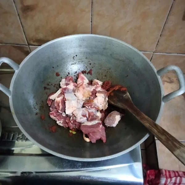 Masukkan daging sapi yang sudah di potong-potong,masak daging hingga berubah warna.