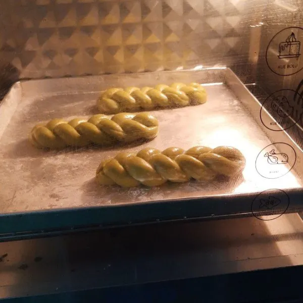Panaskan oven lalu panggang suhu 175° api bawah 15 menit, 3 menit terakhir gunakan api atas bawah. Keluar dari oven oles margarin agar lembab.