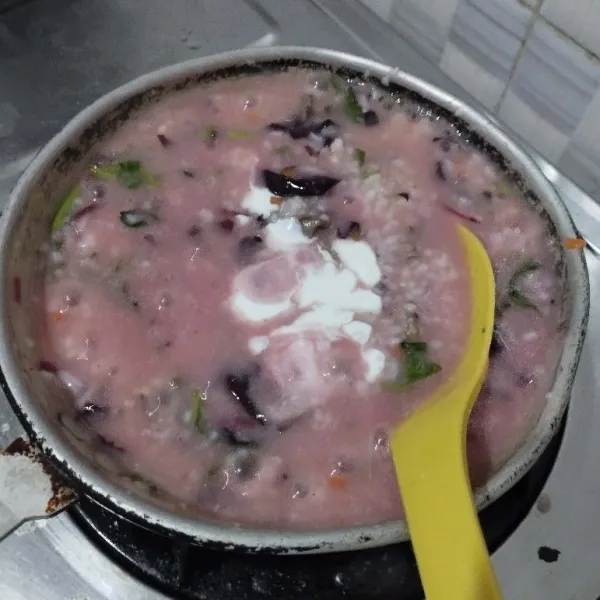 Terakhir, beri santan. Aduk rata hingga air agak menyusut. Test rasa, lalu sajikan hangat-hangat.
