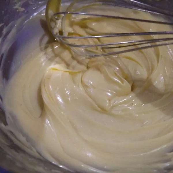 Kocok mentega dan kaldu bubuk sampai creamy, kocok pakai whisk saja. Sekitar 1,5-2 menit.