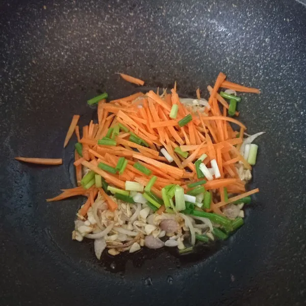 Masukkan wortel dan daun bawang. Masak hingga wortel setengah layu. Beri garam, lada, dan kaldu bubuk secukupnya.