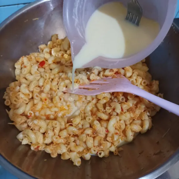 Kocok telur dan susu lalu tuang ke dalam macaroni aduk.