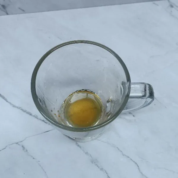 Siapkan gelas. Masukkan madu.