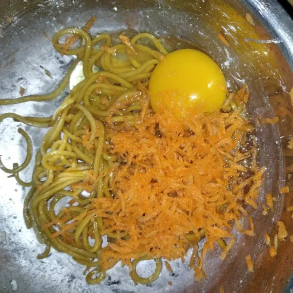 Campur mie dengan wortel dan telur