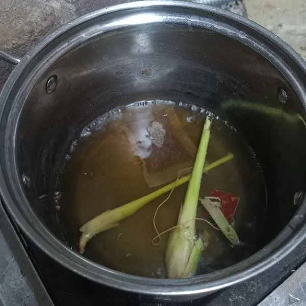 Masukkan teh celup.