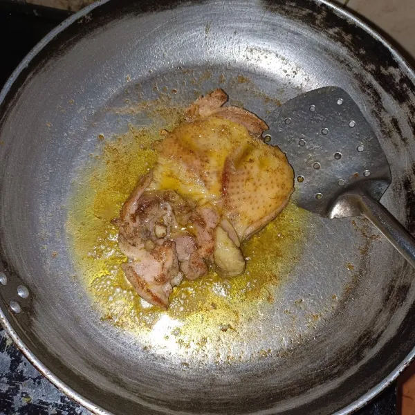 Panaskan wajan anti lengket sampai benar2panas lalu masukkan ayam, jika permukaan ayam sudah ecoklatan balik sisinya, kemudian tambahkan mentega diatas ayam, biarkan mentega meleleh dengan sendirinya, angkat ayam jika dirasa sudah matang