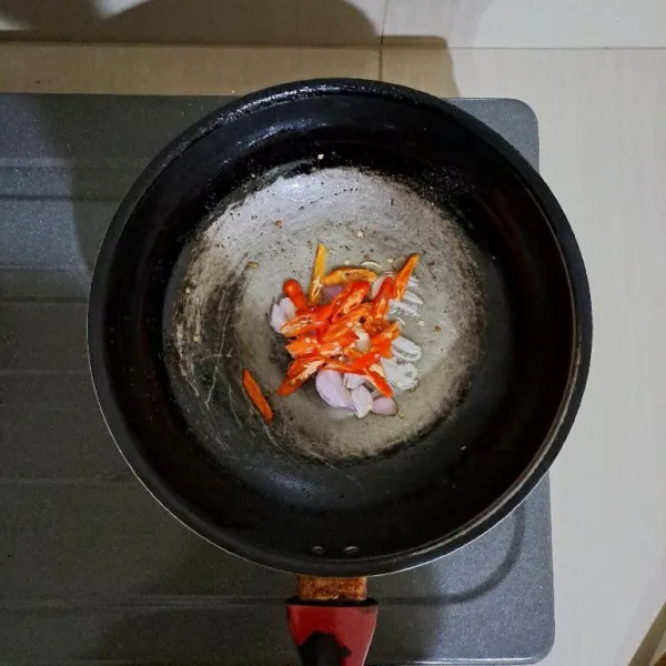Lalu tumis 1 siung bawang merah dan 5 buah cabai rawit yang sudah diiris tipis.