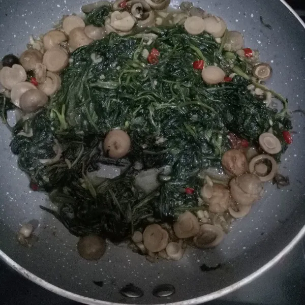 Aduk rata, masak hingga matang. Ingat, masak pakai api besar. Lalu angkat. makanan siap disajikan.