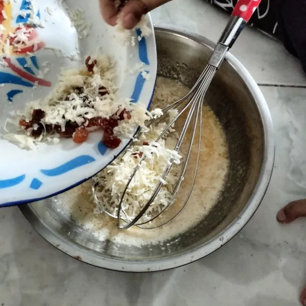 Masukkan susu cair, pisang aduk lalu tambahkan keju dan kismis aduk rata