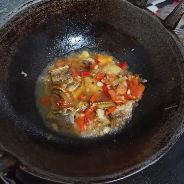 Masukkan ikan asin, air, kecap, gula, kaldu bubuk, dan garam. Aduk, koreksi rasa.
