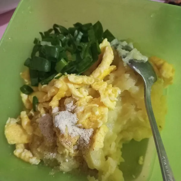 Campurkan kentang, telur orak-arik, bawang daun, dan bumbu-bumbu, aduk rata.