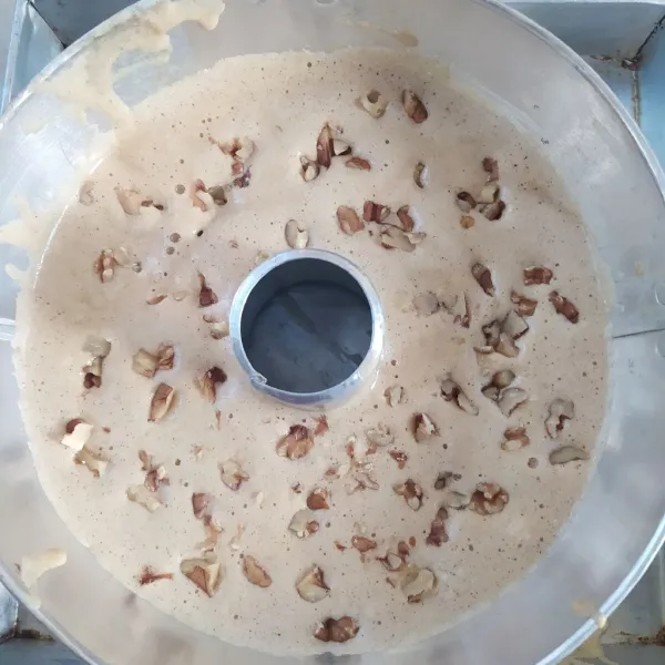 Tuangkan adonan kedalam loyang, taburi dengan kacang walnut. Loyang chiffon uk 22 cm.
