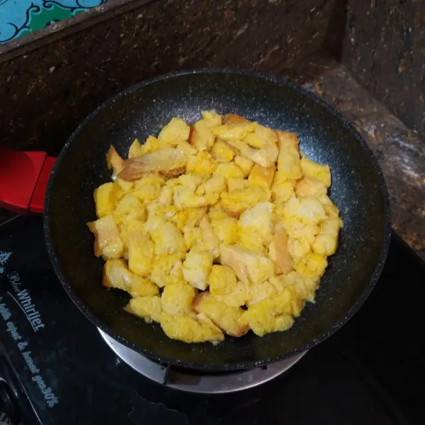 Tuang kocokan telur sambil sedikit menekan-nekan roti