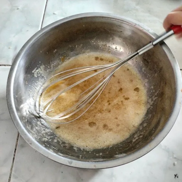 Kocok telur dan gula hingga gula agak larut