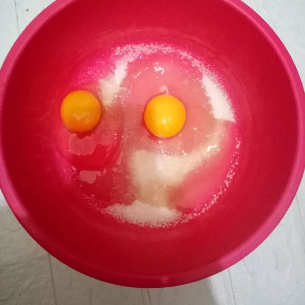 Kocok telur bersama gula hingga gula larut.
