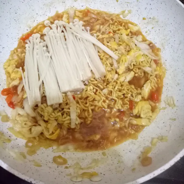 Beberapa saat sebelum diangkat, masukkan jamur enoki. Masak sebentar hingga jamur layu.