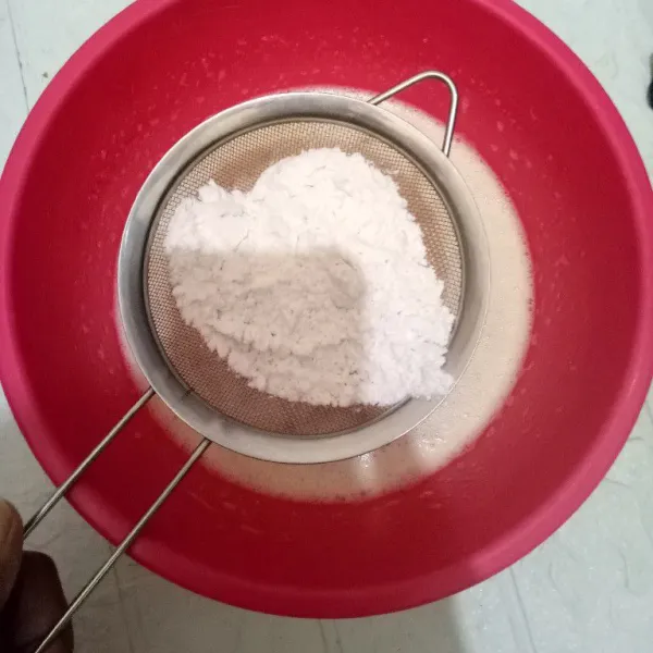 Ayak terigu, soda kue dan susu bubuk. Kemudian aduk rata.