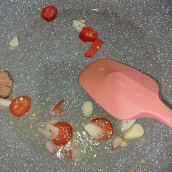 Tumis bumbu dengan minyak hingga harum