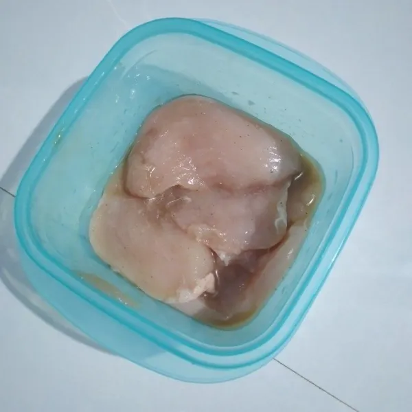 Cuci bersih daging, potong menjadi beberapa bagian, cuci kembali. Kemudian marinasi dengan lada bubuk, garlic powder dan kecap asin