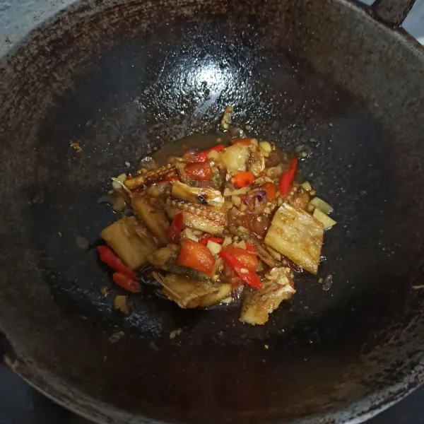 Tunggu hingga air menyusut.