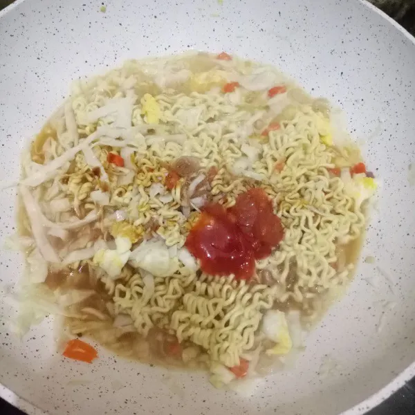 Bumbui dengan bumbu perasa dan aduk rata.