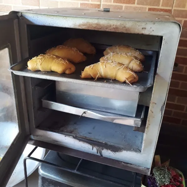 Panggang dalam oven yang sudah dipanaskan, gunakan api sedang hingga matang. 30 menit rak bawah dan 10 menit rak atas, sesuaikan dengan oven masing - masing.