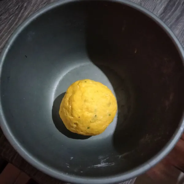 Campur dengan semua bahan lain lalu uleni hingga kalis