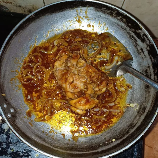masukkan bawang bombai dan bawang putih pada wajan bekas masak ayam tadi, masak sampai matang, tambahkan saus aduk rata,lalu masukkan ayam dan lumuri ayam dengan bumbu saus,