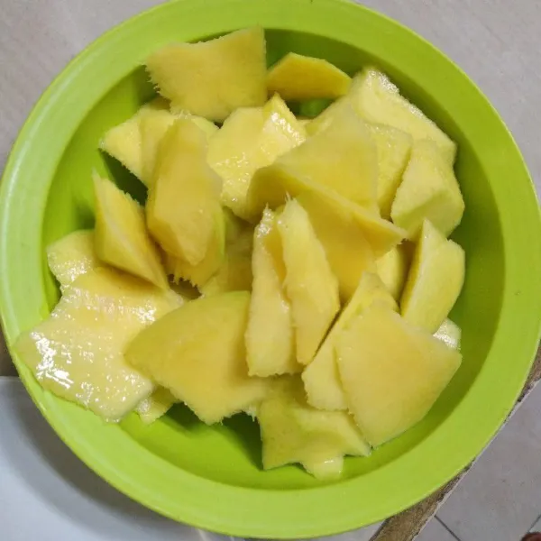 Potong-potong mangga sesuai selera.